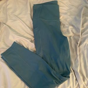 Athletic leggings with pockets